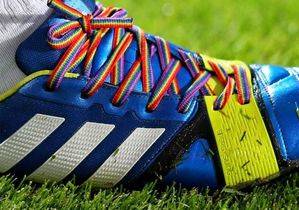 Cordones arcoiris contra la intolerancia y la homofobia en el deporte