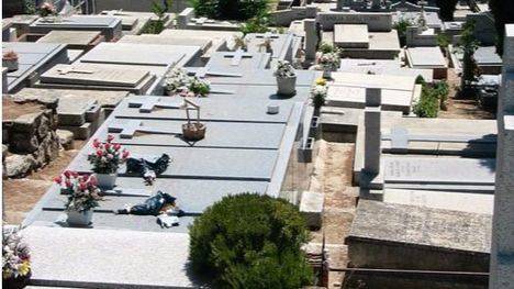 Pegatinas para el cobro en el Cementerio de Torrelodones