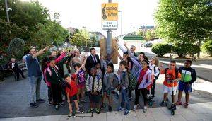 El alcalde prueba con los alumnos del colegio Siglo XXI el Camino Escolar