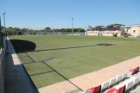 Renovación del césped artificial del Polideportivo Municipal