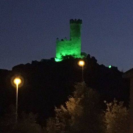 Santa Constancia ilumina de verde la Torre de los Lodones