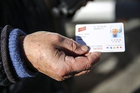 Las Rozas ayuda a los mayores en el pago del abono de transporte anual