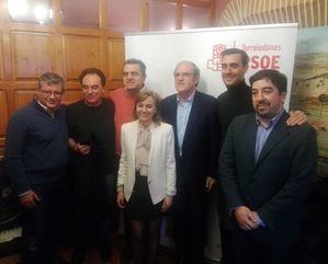 Ángel Gabilondo se reunió con medio centenar de militantes socialistas del Noroeste