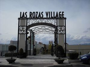 Protestas en Rozas Village ante la decisión de abrir tiendas el 1 de Mayo