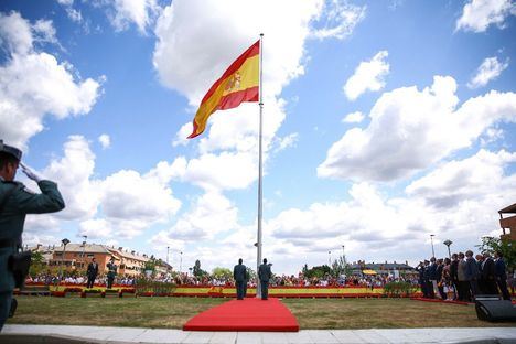 Compromiso con las Víctimas del Terrorismo con el izado de una bandera española