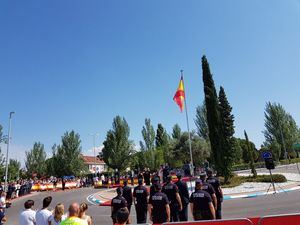 La bandera para homenajear a la víctimas del terrorismo, izada en Las Rozas