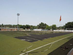 Obras de renovación del césped artificial del campo de fútbol 2
