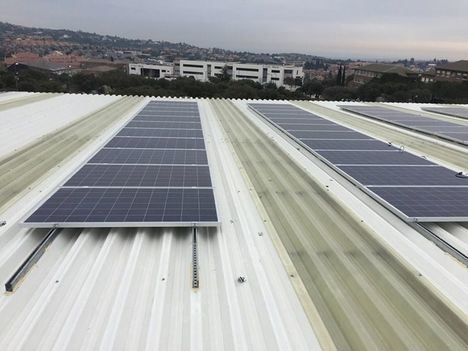 Instalado un centro de producción de energía solar en el Polideportivo Municipal