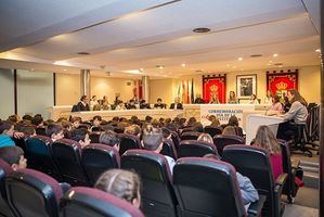 Cien escolares llenan el Salón de Plenos para participar en el Pleno Infantil