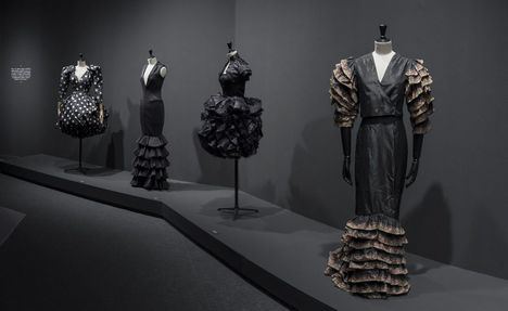 La huella española en la moda, en una exposición de la Sala Canal de Isabel II