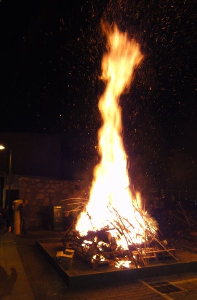 El domingo, Iluminaria en honor a San Sebastián en el Pueblo