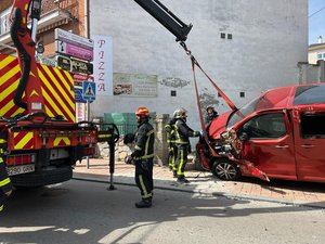 El choque entre dos vehículos en la avenida de la Salud de Moralzarzal termina con uno de ellos empotrado en una vivienda