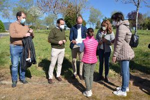 Dieciséis familias de Guadarrama colaboran en la plantación de alcornoques en Los Builes
 