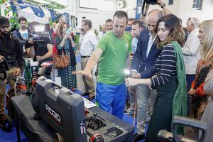 Isabel Díaz Ayuso visita en Guadarrama las instalaciones de la empresa Arzam