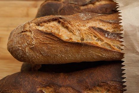La Asociación Guadarrama Comercio lleva la promoción del comercio local a las bolsas del pan