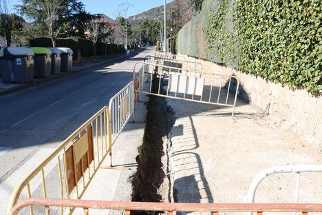 El Ayuntamiento de Hoyo renueva las aceras y bordillos en la calle Camino de Villalba