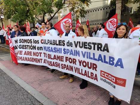 Los trabajadores de Musashi, en Collado Villalba, se concentran ante la Embajada de Japón