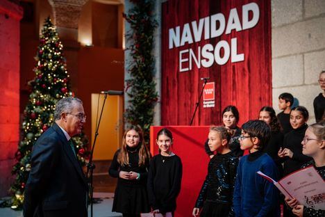 El coro del CEIP Jacinto Benavente de Galapagar actúa en la Real Casa de Correos