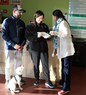 Galapagar promueve el censo de perros entregando kits de limpieza a los propietarios