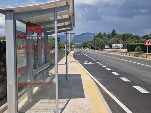 Guadarrama estrena dos nuevas paradas de autobús en la Nacional VI y en la Avenida de la Serrana