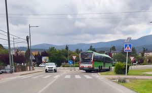 Carreteras instala señalización luminosa vertical en dos pasos de peatones de Guadarrama a petición del Ayuntamiento