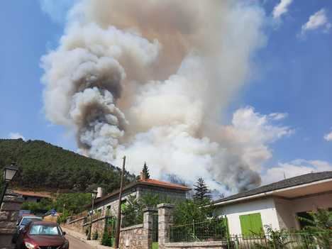 Un incendio en el Cerro del Castillo de Collado Mediano obliga a evacuar la urbanización Reajo del Roble