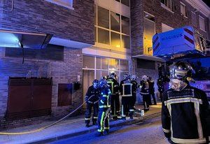 Dos heridos leves en el incendio de un bloque de pisos en Galapagar, que ha obligado a desalojar a 60 personas