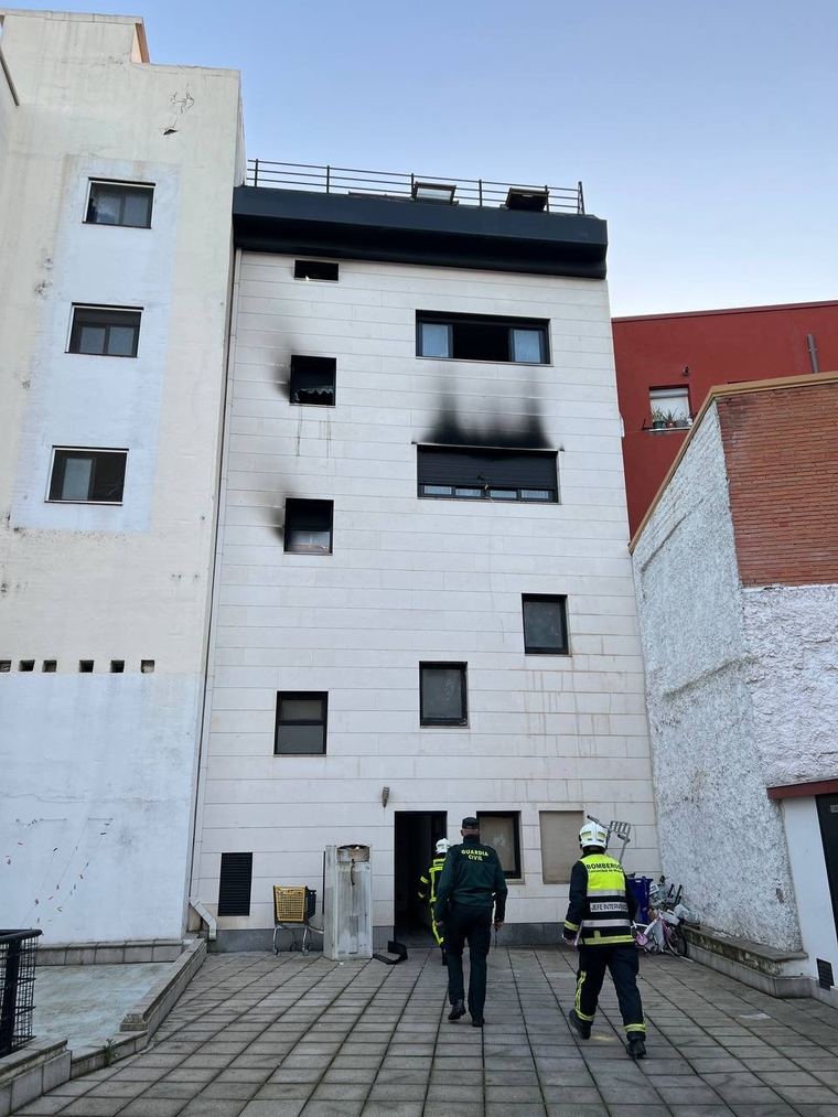 Nueve personas intoxicadas por humo en el incendio de un edificio ocupado en la calle Real de Collado Villalba