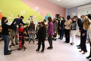 El presidente del Gobierno visita en el Colegio El Encinar de Torrelodones a Jorge y su exoesqueleto pediátrico