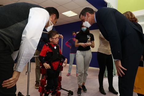 El presidente del Gobierno visita en el Colegio El Encinar de Torrelodones a Jorge y su exoesqueleto pediátrico
