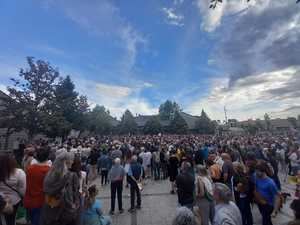 Multitudinaria concentración en Alpedrete para pedir que se restituyan los nombres de Francisco Rabal y Asunción Balaguer en el callejero