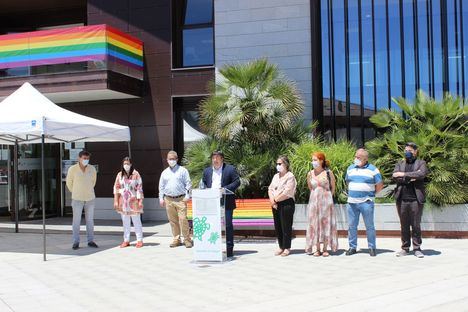 Galapagar celebra el Día del Orgullo LGTBI con banderas y mobiliario conmemorativo