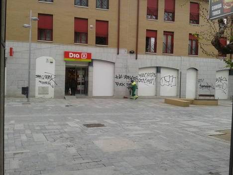 Pintadas en cadena a lo largo de la calle Real