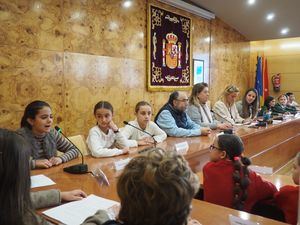 Más iluminación, más presencia policial cerca de los colegios o puntos de encuentro infantiles, peticiones del Pleno Infantil de Torrelodones