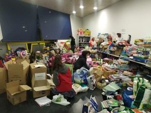 Mas de 100 familias se benefician de la recogida solidaria de juguetes, ropa y alimentos de Juventud de Las Rozas