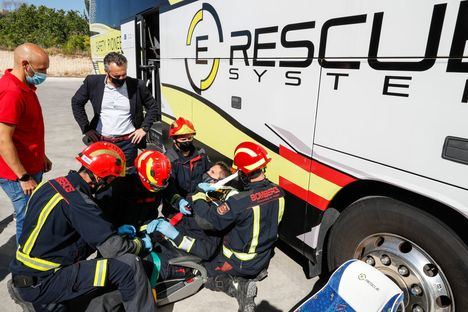 El Cuerpo de Bomberos organiza un simulacro de evacuación de un autobús con el sistema E-Rescue