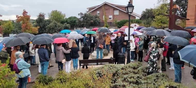 Concentración en el Centro de Salud de Torrelodones contra la reorganización de las urgencias extrahospitalarias