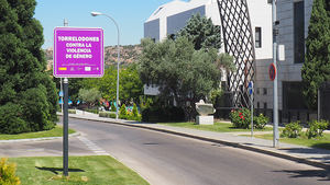 Torrelodones visibiliza la lucha contra la violencia de género con la instalación de señales en todo el municipio