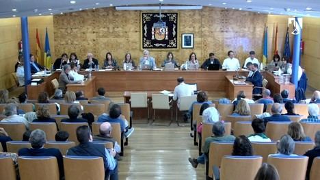 Un homenaje al ex alcalde Enrique Muñoz, tensión y despedidas en el último Pleno de legislatura en Torrelodones