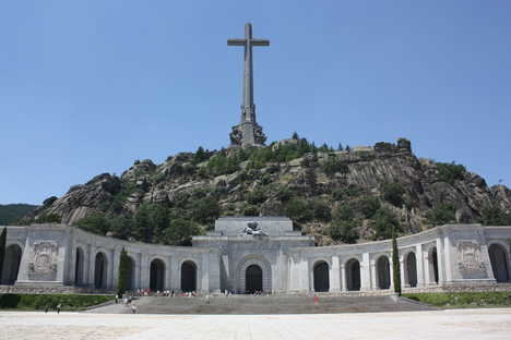 El Ayuntamiento de San Lorenzo de El Escorial concede la licencia para las exhumaciones en el Valle de los Caídos
 
