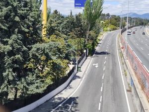 El PSOE de Torrelodones recoge las peticiones vecinales y llevará al Pleno la propuesta de construir una acera en la vía de servicio entre la Colonia y Parquelagos