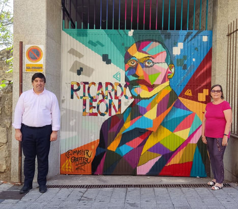 La Biblioteca Ricardo León decora las puertas traseras del edificio con murales urbanos inspirados en el escritor que lleva su nombre