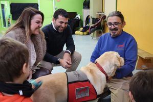 Galapagar firma un convenio de colaboración para ampliar la intervención asistida con perros en las aulas TEA