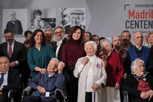 Díaz Ayuso inaugura en Las Rozas la exposición ‘Madrileños centenarios’