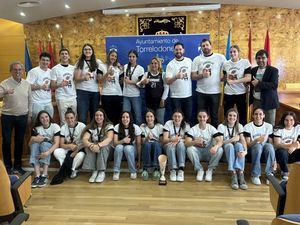 El Ayuntamiento de Torrelodones rinde homenaje a las jugadoras y técnicos del equipo junior femenino del Jansen BT