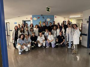 Los bomberos visitan en Navidad a los niños ingresados en hospitales públicos madrileños