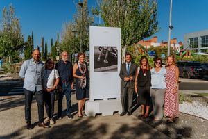 Las Rozas inaugura una exposición fotográfica al aire libre de la Asociación Cámara en Mano en el bulevar de Camilo José Cela