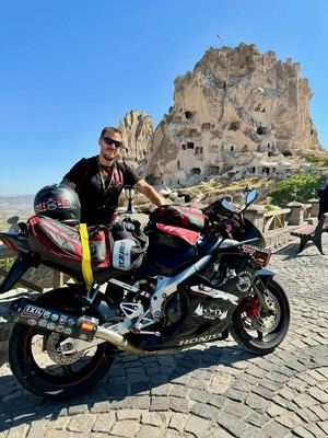 65.000 kilómetros en 42 países: la aventura de Jesús Fernández-Peinado, técnico de Protección Civil de Torrelodones