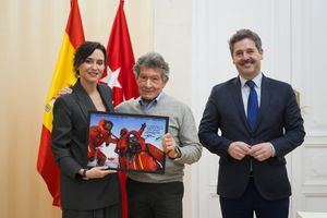 Isabel Díaz Ayuso recibe al alpinista Carlos Soria, vecino de Moralzarzal, en la Real Casa de Correos