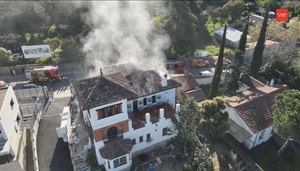 Los bomberos extinguen un incendio en una vivienda de Torrelodones